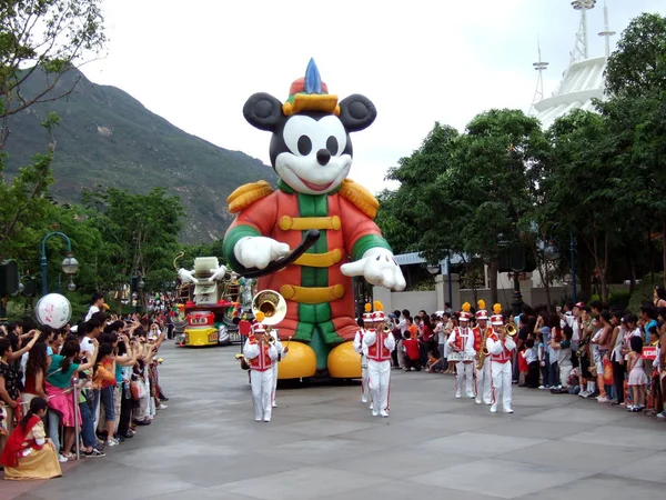 Visitantes Olham Para Desfile Parque Disney Hong Kong Hong Kong — Fotografia de Stock