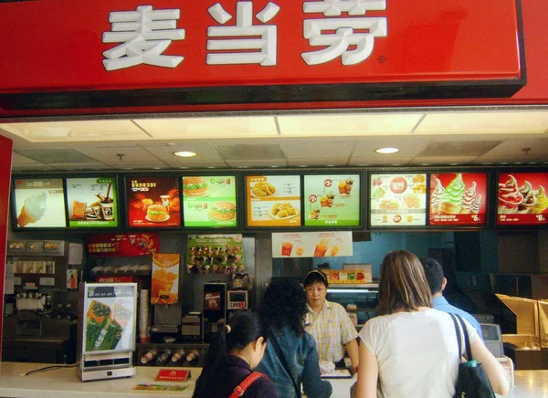 2008年6月12日 中国中部湖北省宜昌市麦当劳店的顾客点餐 — 图库照片