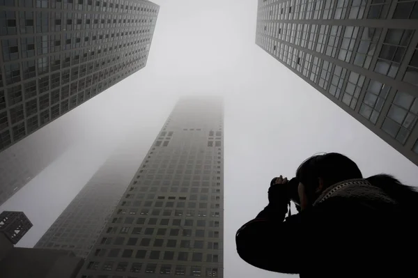 Китайка Фотографує Комплекс Інтай Центр Серед Туманного Туману Пекіні Китай — стокове фото