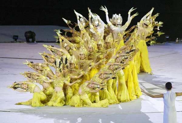 Διασκεδαστές Από Την Κινεζική Ηπειρωτική Χώρα Εκτελούν Χιλιάδες Χέρι Μπόνταττβα — Φωτογραφία Αρχείου