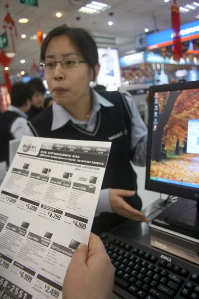 Chinese Saleswoman Introduces Desktop Computer Customer Dell Store Tianjin April — Stock Photo, Image