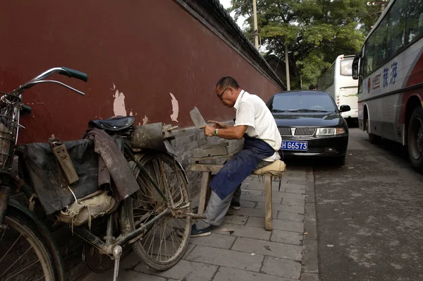 Trabajador Afiló Cuchillo Hutong Beijing Julio 2008 — Foto de Stock