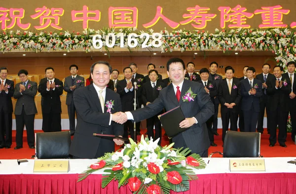 Yan Vänster Fram President China Liv Försäkring Ltd Skakar Hand — Stockfoto