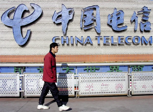 Kínai Ember Sétál Múlt Egy Hirdetést China Telecom Pekingben Május — Stock Fotó