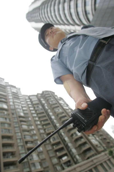 Guardia Seguridad Sostiene Walkie Talkie Una Comunidad Residencial Shanghai Junio — Foto de Stock