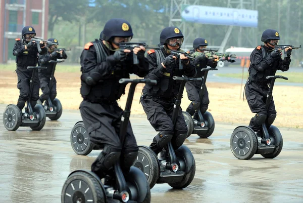 2008年7月2日 中国東部山東省済南市での対テロ訓練中の中国の準軍事警官 — ストック写真