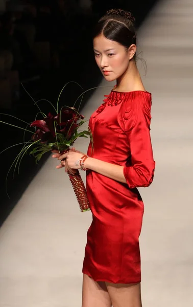 上海ファッション週 2009 年中国 上海市に 2009 日の間に Vie のファッションショーでジェニー ジーによって設計されたウェディング ドレスを表示するモデルのパレード — ストック写真