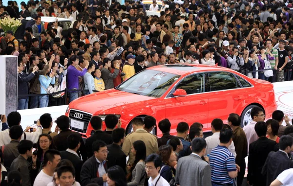 Multidões Visitantes Olham Para Audi A4L Quattro Exposição 13Th Shanghai — Fotografia de Stock
