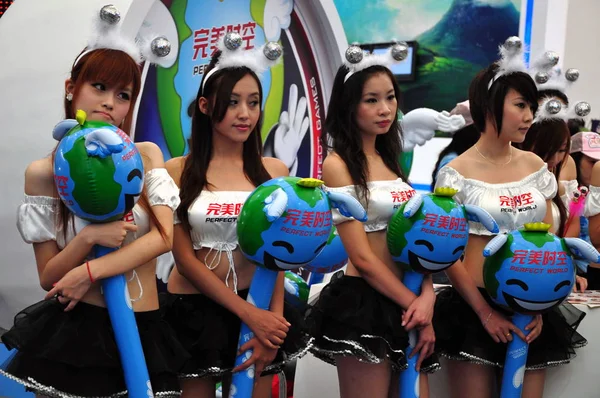 中国のショーガールは 上海の Chinajoy 2009 の間に完璧な世界のスタンドでポーズ 7月23日 2009 — ストック写真