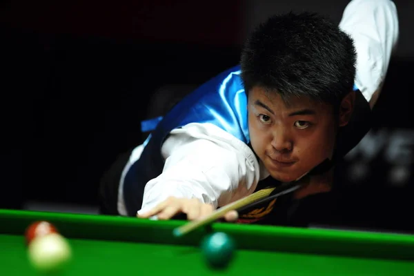 Chinas Liang Wenbo Játszik Egy Lövés Krisztián Ali Carter Anglia — Stock Fotó
