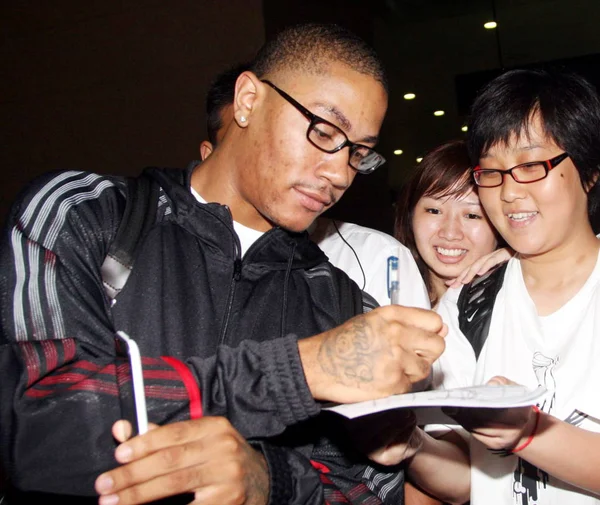 2009年8月22日星期六 芝加哥公牛队的 Nba 球员德里克 罗斯抵达中国上海浦东国际机场后 为中国篮球迷签名 — 图库照片