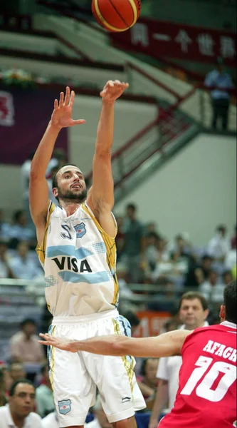 Argentinas Emanuel Ginobili Manu Ginobili Izquierda Dispara Frente Irans Hamed — Foto de Stock