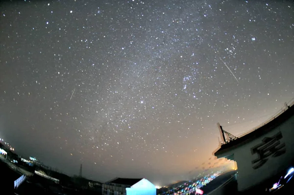 Βροχή Μετεωριτών Του Geminid Εμφανίζεται Στον Νυχτερινό Ουρανό Πάνω Από — Φωτογραφία Αρχείου