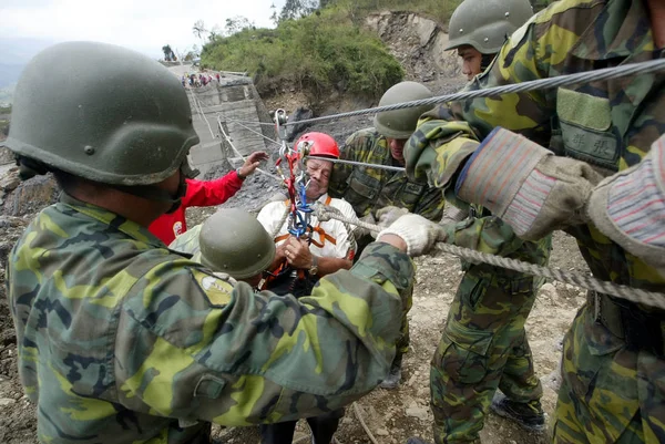 Tajwańscy Żołnierze Pomagają Wieśniaka Dół Liny Liukuei Kaohsiung County Tajwan — Zdjęcie stockowe