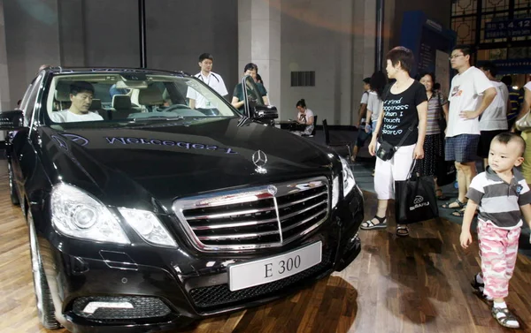 Visitantes Chinos Observan Mercedes Benz E300 Durante Una Exposición Automóviles — Foto de Stock