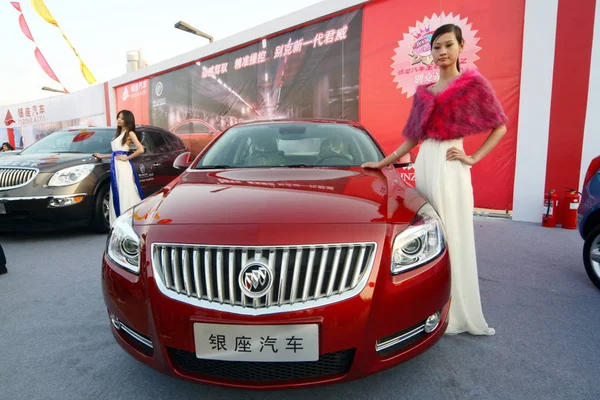 Modelo Posa Junto Buick New Regal Fabricado Por Shanghai Empresa — Foto de Stock