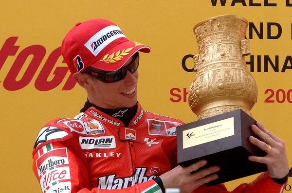 Australian Racer Casey Stoner Looks Champion Trophy Won Motogp Chinese — Stock Photo, Image