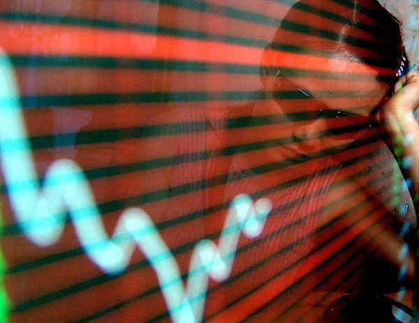 中国の株主は 2007年6月4日 中国中部湖南省の株式仲介会社で上海総合指数の曲線を見守っている — ストック写真