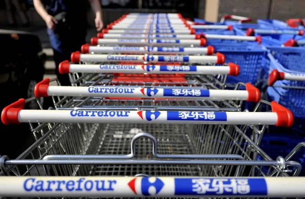 Vagnar Och Korgar Ses Carrefour Stormarknad Peking Kina Maj 2009 — Stockfoto