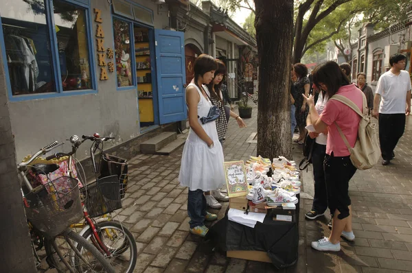 Odwiedzający Spojrzeć Produkty Creative Nanluogu Xiang Alley Pekinie Lipca 2008 — Zdjęcie stockowe