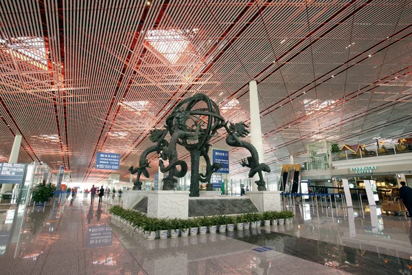 Вид Репліки Стародавньої Китайської Арміллярної Сфери Терміналі Iii Міжнародного Аеропорту — стокове фото