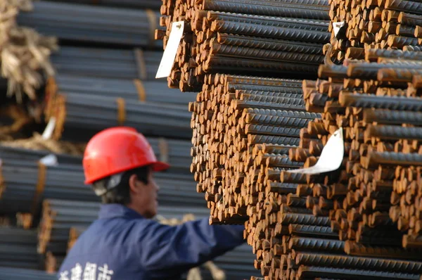 Trabalhador Chinês Está Meio Pilhas Barras Aço Mercado Aço Xangai — Fotografia de Stock