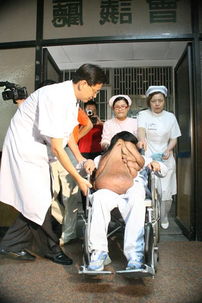 Kinesiska Läkare Och Sjuk Sköterskor Push Huang Chuncai Som Lider — Stockfoto