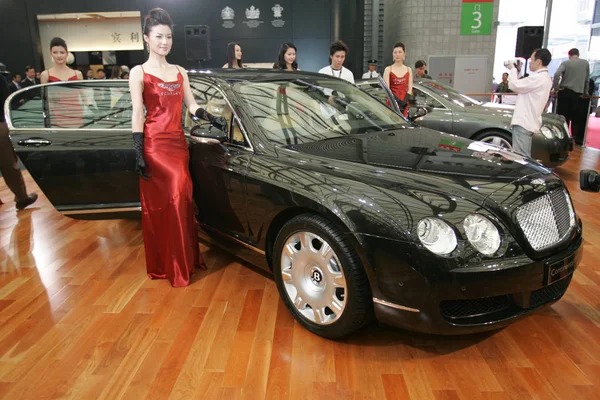 2005年4月21日 在上海车展上 中国车型与宾利豪华轿车合影 — 图库照片