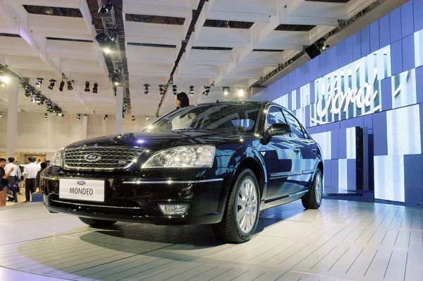 Modelo Posa Por Carro Ford Mondeo Durante Uma Exposição Pequim — Fotografia de Stock