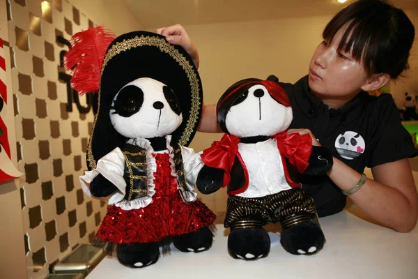 Chinese Saleswoman Shows Two Panda Dolls Panda Town Shop Beijing — Stock Photo, Image