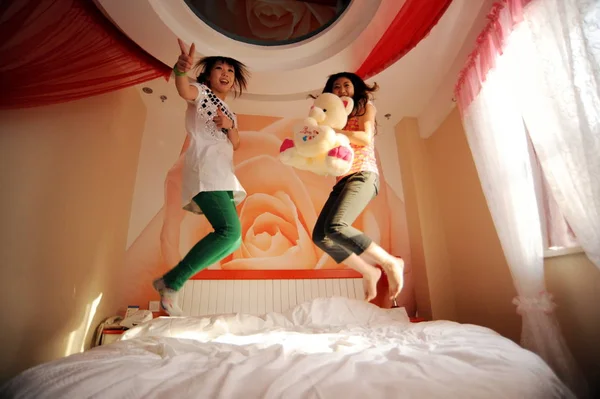Two Chinese Girls Jump Bed Hotel Weifang East Chinas Shandong — Stock Photo, Image