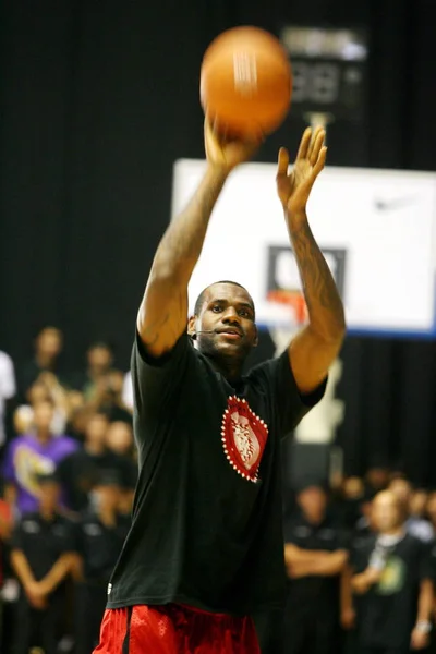 Nba Speler Lebron James Van Cleveland Cavaliers Toont Zijn Basketbal — Stockfoto