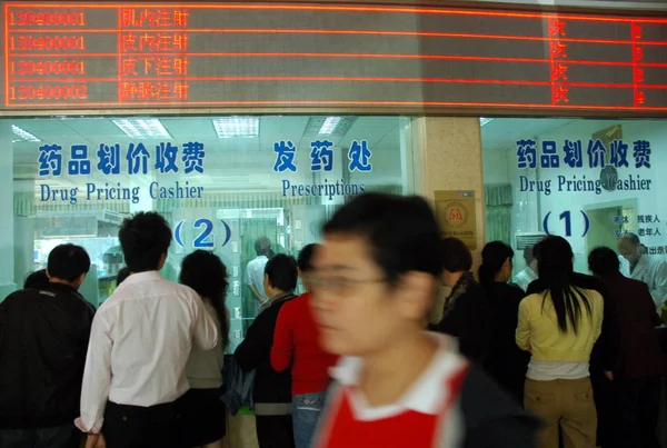 Residentes Chinos Hacen Cola Para Pagar Las Drogas Hospital Ciudad — Foto de Stock