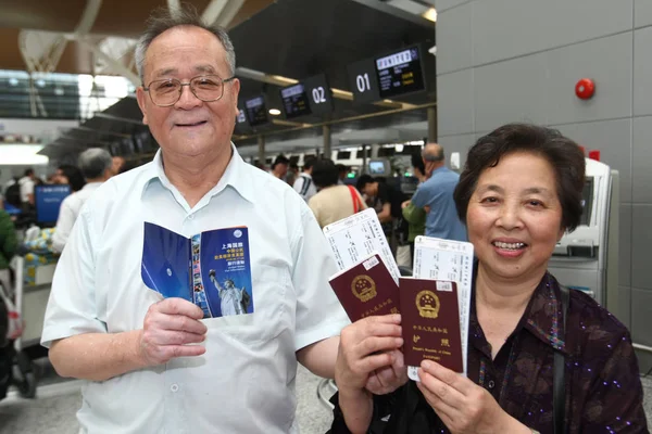Китайская Пожилая Пара Показывает Свои Паспорта Брошюру Гида Сша Перед — стоковое фото