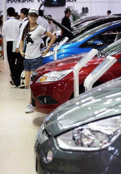 Visitors Look Cars Display Auto Show Fuzhou City Southeast Chinas — Stock Photo, Image