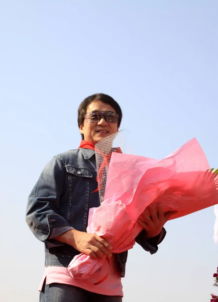 Hong Kong Szupersztár Kung Jackie Chan Tart Egy Csomó Virág — Stock Fotó