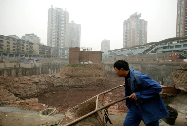 Ouvrier Construction Chinois Marche Sur Chantier Construction Alors Une Maison — Photo