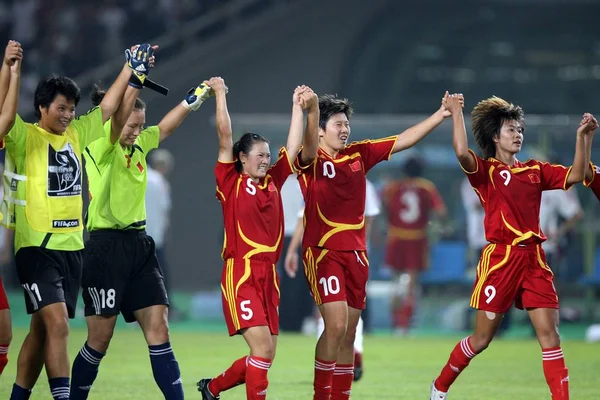 Jugadores Chinos Celebran Después Derrotar Dinamarca Durante Partido Del Grupo —  Fotos de Stock