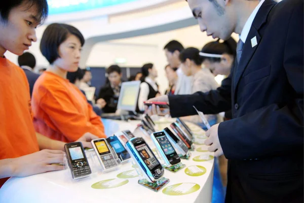 Chinesische Kunden Betrachten Chinesische Mobiltelefone Einer Business Hall Von China — Stockfoto