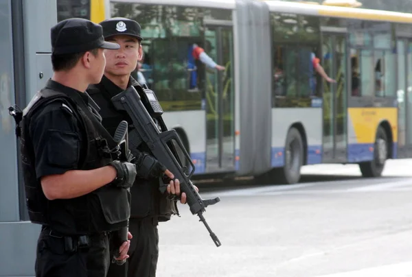 Ένοπλοι Κινέζοι Αστυνομικοί Περιπολούν Στο Δρόμο Στο Πεκίνο Κίνα Τετάρτη — Φωτογραφία Αρχείου