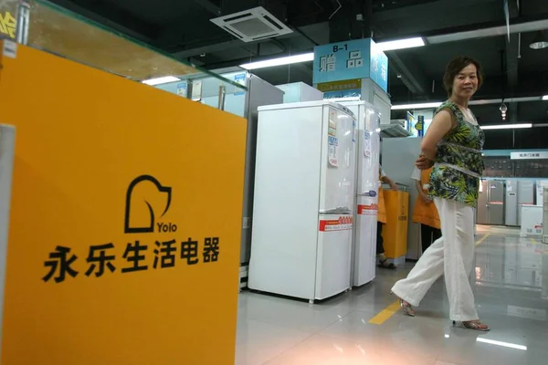 Cliente Camina Través Una Tienda Electrodomésticos Yolo Yongle Shanghai Julio —  Fotos de Stock