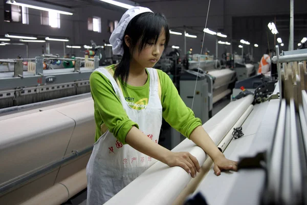 Una Trabajadora Una Fábrica China Encarga Del Telar Una Planta —  Fotos de Stock