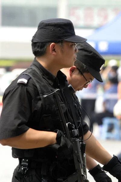 Policiais Chineses Armados Patrulham Estação Ferroviária Oeste Pequim Julho 2008 — Fotografia de Stock