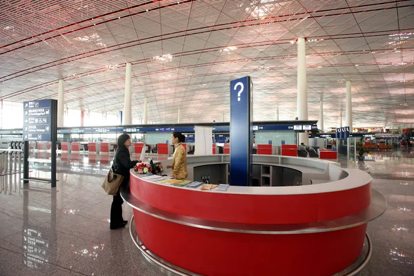 Passageiro Pergunta Funcionário Aeroporto Balcão Informações Terminal Iii Aeroporto Internacional — Fotografia de Stock