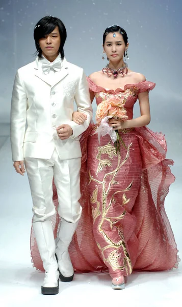 대한민국의 오른쪽 그리고 창조물 대한민국 디자이너 앙드레 패션쇼 상하이 2008 — 스톡 사진
