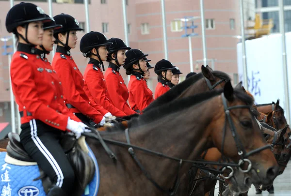 大連世界博覧会センター 中国遼寧省北東部 木曜日 2009 日に新しいチャンピオン 2009 年の年次総会のメイン会場外まで乗馬女性警察官の姿します — ストック写真