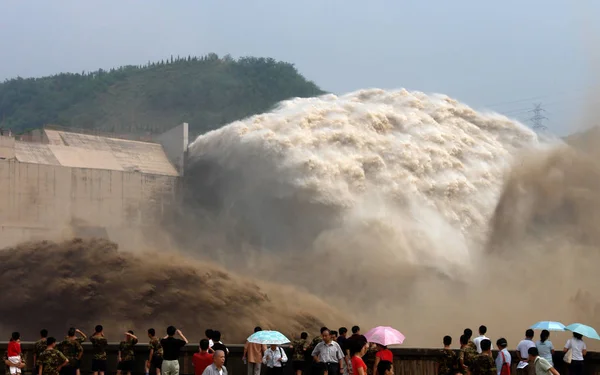 Los Visitantes Chinos Observan Chorro Agua Las Compuertas Presa Xiaolangdi —  Fotos de Stock