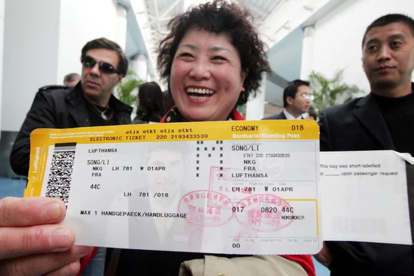 Chinesische Passagierin Song Zeigt Ihr Lufthansa Lh781 Ticket Auf Dem — Stockfoto