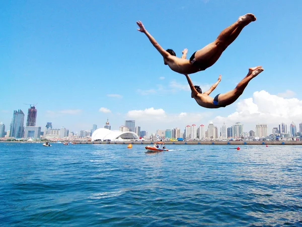 Local Chinese Citizens Dive Diving Swimming Competition Qingdao International Marina — Stock Photo, Image