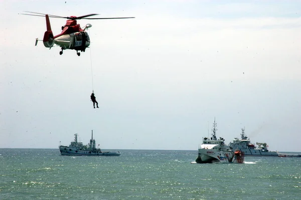 2007年8月28日 一架直升机在中国海南省博鳌举行海上海上联合海上搜救演习时 在海上救援了一名伤员 — 图库照片